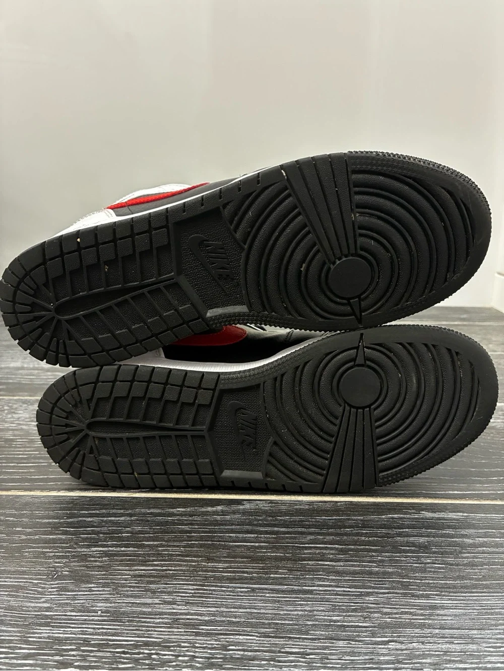Jordan 1 Mid (GS) Black/Chile Red-White - Picture 9 of 10